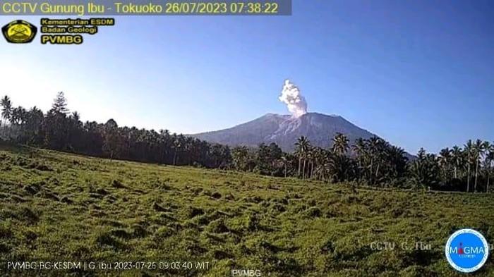 Gunung Ibu di Halmahera Erupsi Keluarkan Abu Vulkanik Capai 5 Km, Warga Diimbau Gunakan Masker dan Kacamata