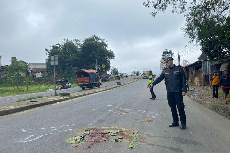 Motor Bonceng 3 Terserempet Bus di Sukabumi, 2 Personel Drum Band Tewas