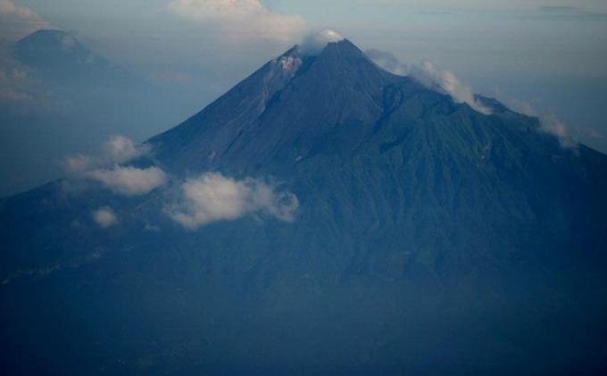 Penurunan Status Siaga, PVMBG Tetap Ingatkan Warga Potensi Erupsi Marapi