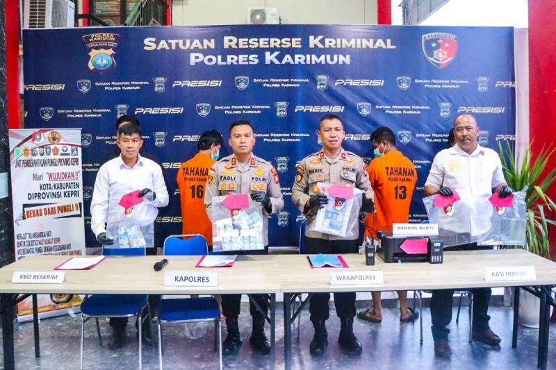 Polisi Tangkap 2 Orang Pengedar Uang Palsu di Karimun Kepri