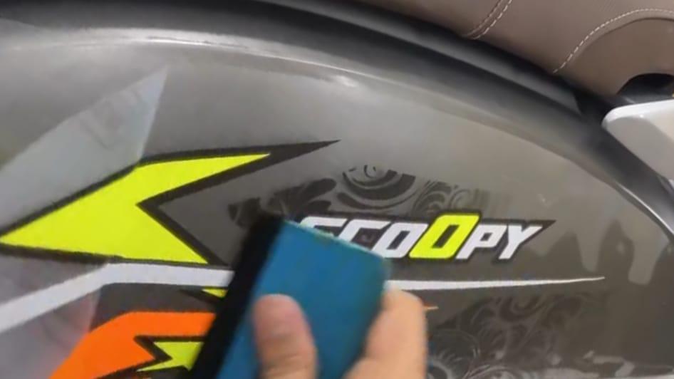 Tak Usah Pusing, Ini Caranya Hilangkan Stiker yang Nempel di Motor dengan Mudah!