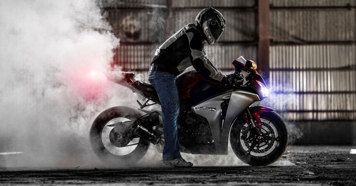 Jangan Diabaikan, Ini Perbedaan Asap Putih dan Hitam yang Keluar dari Knalpot Motor