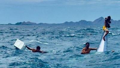 Viral! Aksi Ayah Selamatkan Anak saat Perahu Tenggelam dan Terombang-ambing di Laut NTT 2 Jam