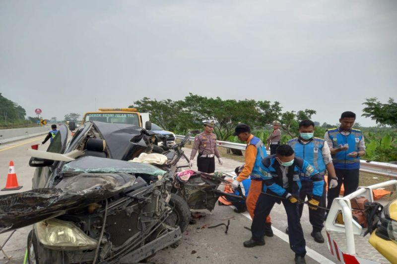 Mobil Tabrak Truk Gandeng di Tol Batang-Semarang, 3 Orang Tewas