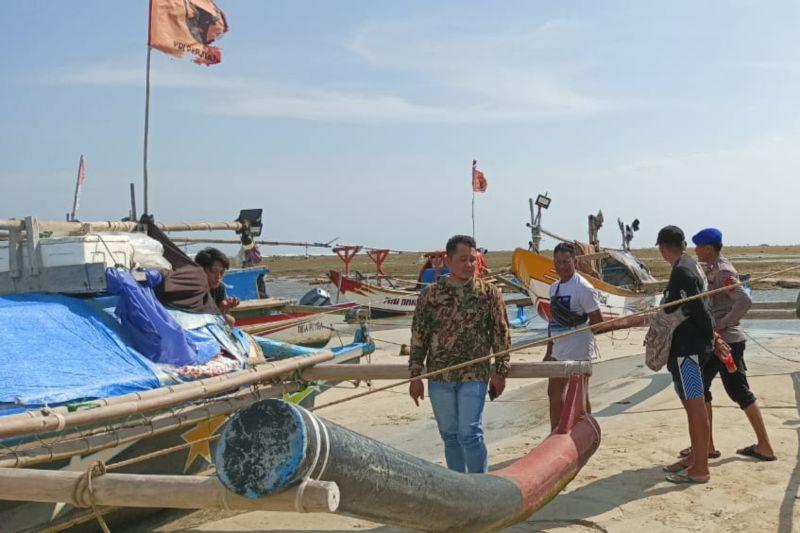 Satpolairud Evakuasi 2 Kapal Nelayan yang Terbalik di Laut Garut
