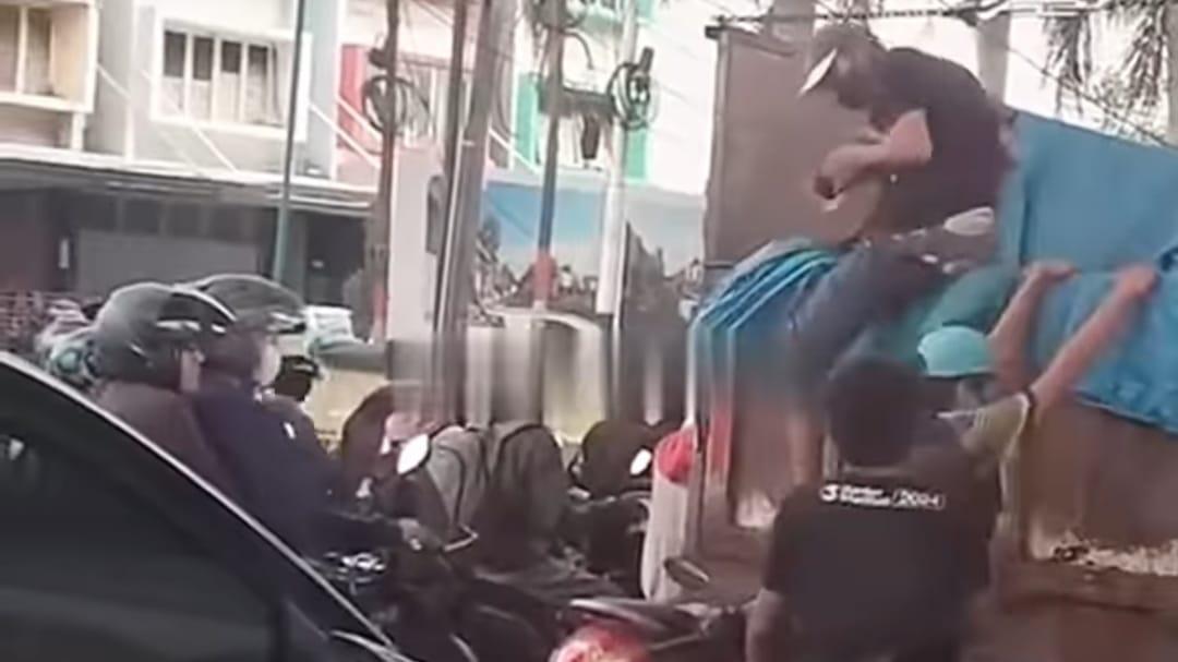 Komplotan Bajing Loncat Viral Ambil Muatan Besi dari Truk di Cakung, Nekat Beraksi saat Macet Siang Hari