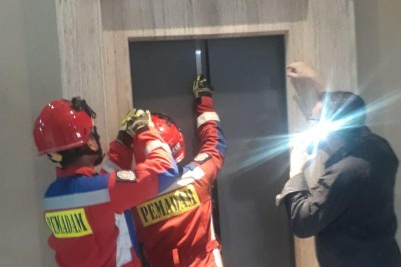 Dramatis! 6 Pegawai di Jakbar Dievakuasi Usai 2 Jam Terjebak dalam Lift