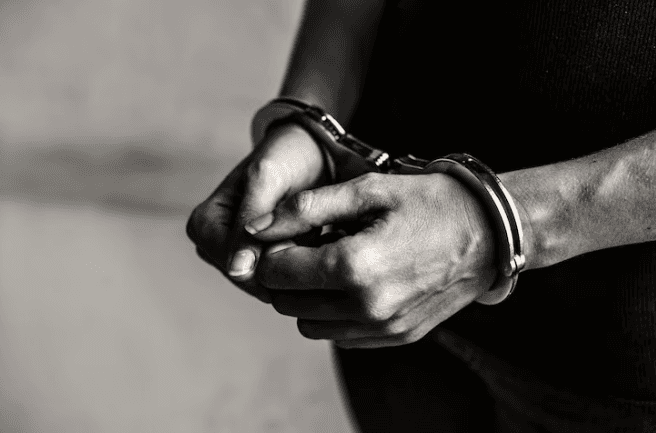 Polisi Tangkap Pasangan Gay Edarkan Arak Bali di Mojokerto, 10 Botol Disita