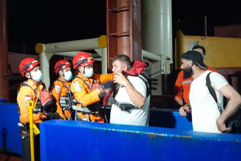 Tim SAR Evakuasi WNA Asal Suriah Keracunan Zat Kimia di Tengah Laut