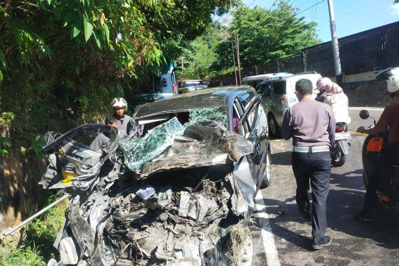 Kecelakaan Bus Vs Mobil Innova di Jalan Padang-Painan, 1 Orang Tewas