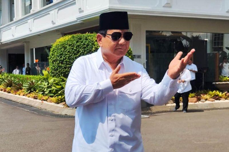 Pastikan Kakinya Sudah Sehat, Prabowo Pamer Jurus Silat hingga Lari di Istana