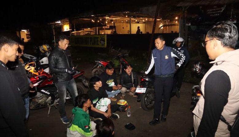 Lagi Asik Nongkrong, Pemuda di Sukabumi Bawa Celurit Ditangkap Polisi