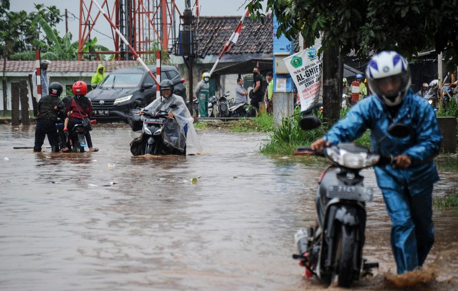 Hujan Deras Bikin Banjir di Beberapa Titik Depok
