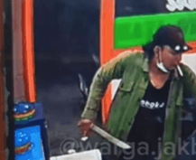 Pria Rampas HP Wanita Sambil Bawa Golok di Warteg Jakbar Ditangkap