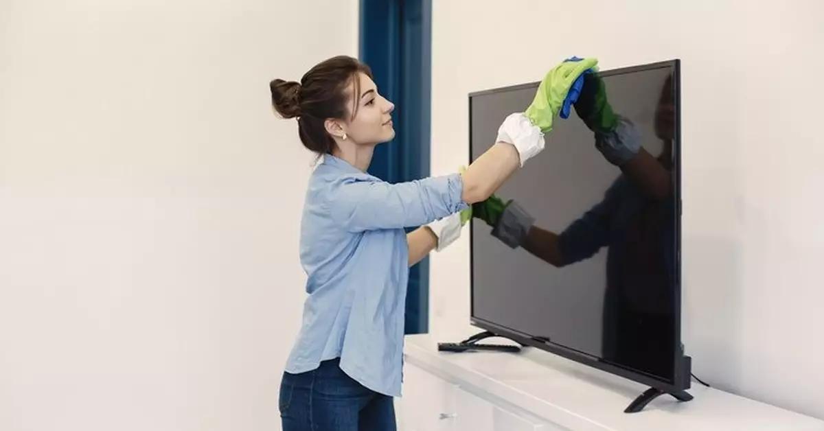 Bersihkan TV LED Pakai Lap Bisa Bikin Layar Kacanya Mengkerut? Begini Penjelasannya