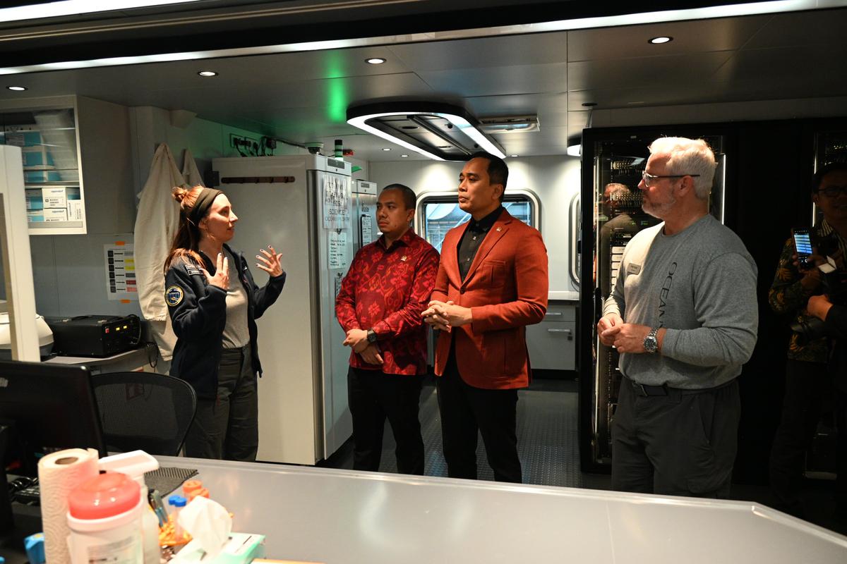 BKSAP DPR Kunjungi Kapal OceanX untuk Dukung Studi Kelautan Indonesia