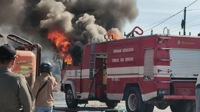 Mobil Damkar Dibakar Massa Ricuh saat Penertiban Lahan di Deli Serdang
