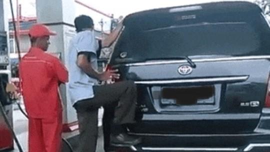 Isi BBM Sambil Goyang-goyangkan Kendaraan Ternyata Bahaya Lho! Begini Penjelasannya