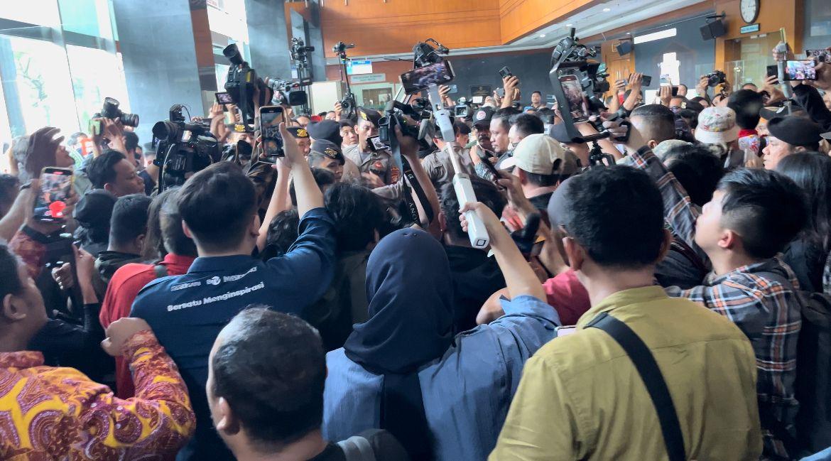 Dua Kamera Wartawan TV Rusak saat Kerusuhan Pascasidang Vonis SYL