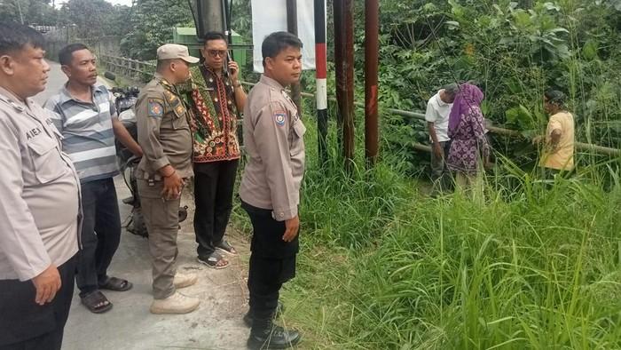 Jasad Bayi Laki-laki Ditemukan Warga saat Cari Bola Golf di Kali Cikereti
