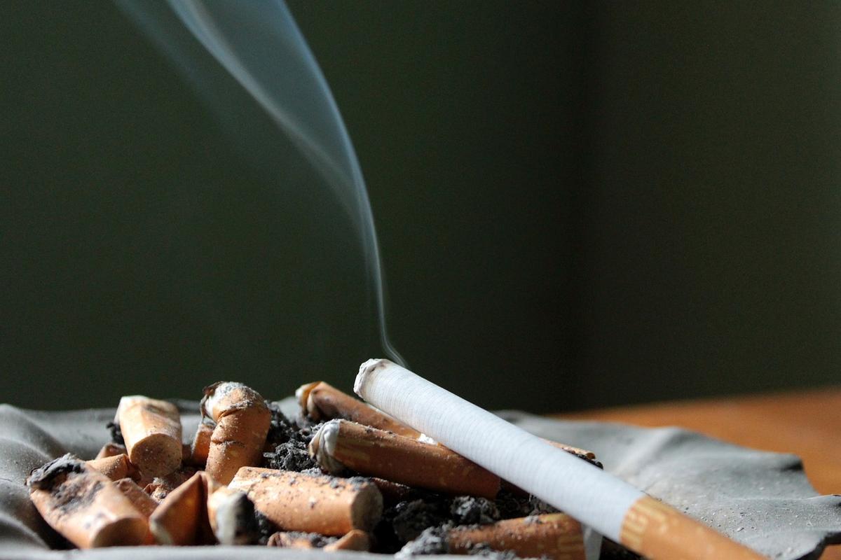 Profesor: Ini Alasan Orang Miskin Lebih Suka Beli Rokok Dibanding Bahan Pangan
