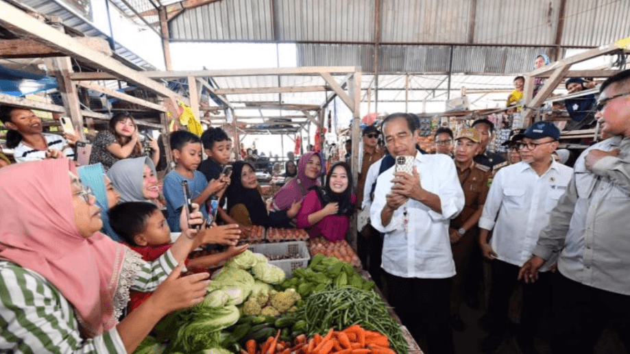 Jokowi Cek Harga Bahan Pokok di Pasar Kota Agung Lampungm, Ada Pedagang Diberikan Bantuan Modal Kerja