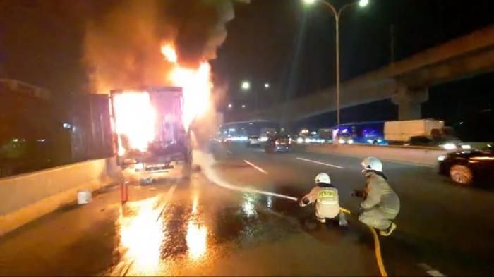 Truk Terbakar di Tol JORR Dekat Stasiun MRT Fatmawati, Damkar Kerahkan 3 Mobil