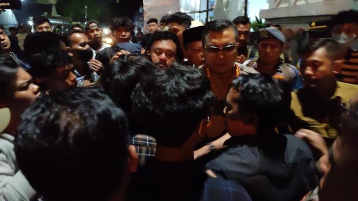 Massa Ngamuk saat Demo di KPU Serang hingga Rusak Papan Reklame