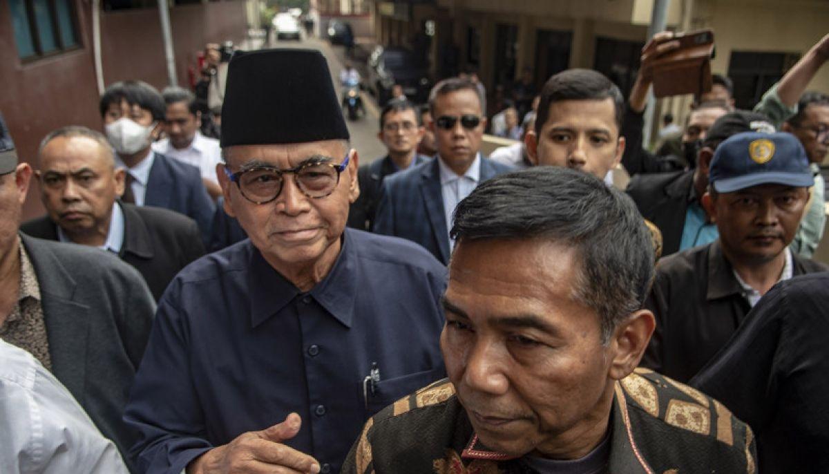 Panji Gumilang Tenteng Buku Saat Bebas dari Penjara