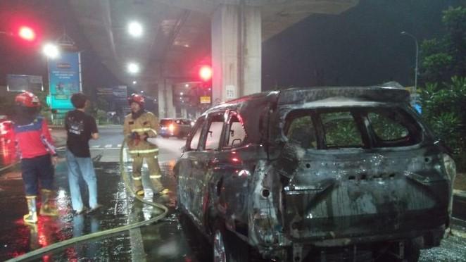Mobil di Bogor Terbakar, Berawal Api Muncul dari Kap