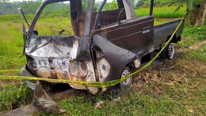 Tak Terbendung! Mobil Milik Terduga Pencuri Kerbau di Pandeglang Didorong ke Sawah hingga Dibakar Massa