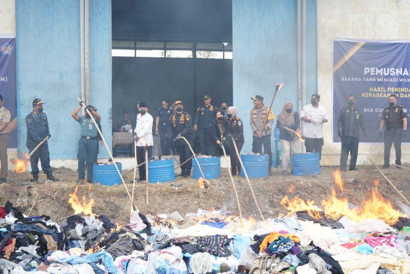 Lindungi Industri Dalam Negeri, Bea Cukai Musnahkan Pakaian Bekas dan Barang Ilegal Bernilai Miliaran Rupiah