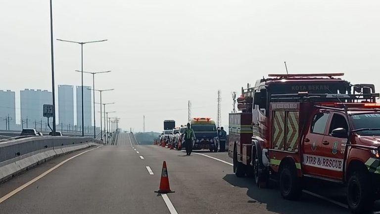 Mobil di Tol Layang MBZ Terbakar Berawal dari Kepulan Asap Bagasi