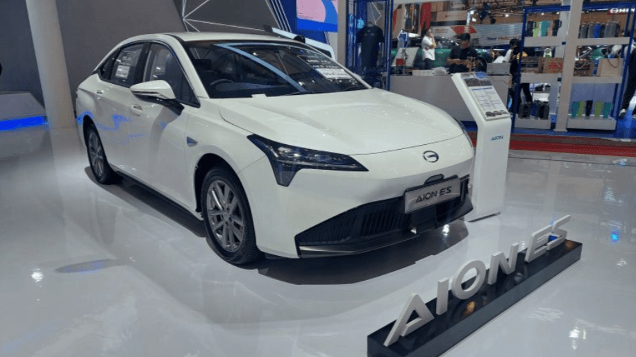 GIIAS 2024, Sedan Listrik AION ES Berikan Garansi Baterai Seumur Hidup untuk 1000 Pelanggan