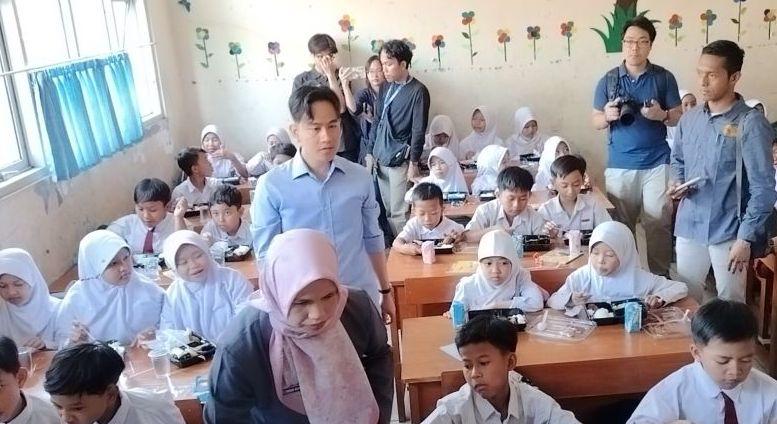 Gibran Uji Coba Makan Bergizi Gratis di SD Sentul, Begini Menunya