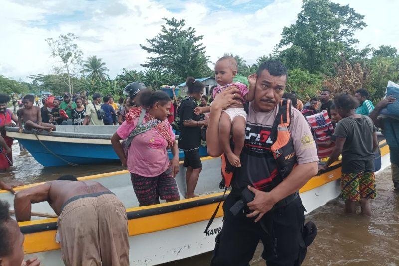 Personel Polres Sarmi Evakuasi Warga Terdampak Banjir Papua