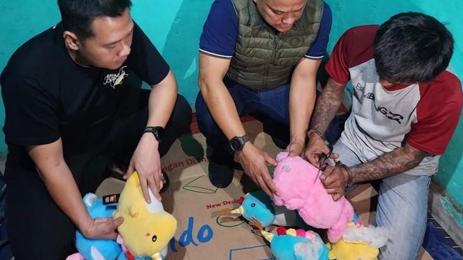 Kurir Narkoba di Cipayung Sembunyikan Sabu 6 Kg dalam Boneka Ditangkap