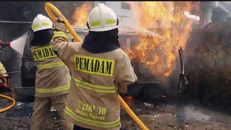 Mobil Angkut 5 Jerigen BBM Terbakar di Jatinegara