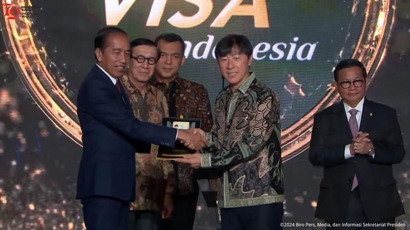 Shin Tae-Yong Terima Fasilitas Golden Visa dari Presiden Jokowi