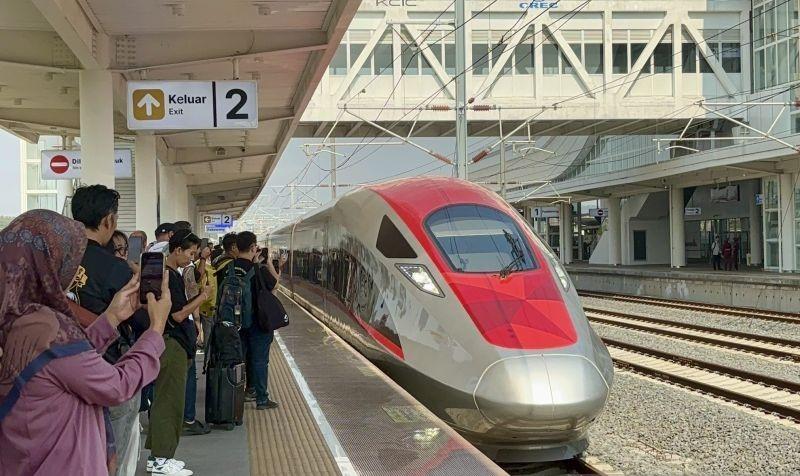 Tren Penumpang dan Kinerja Kereta Cepat Whoosh Dievaluasi Jokowi