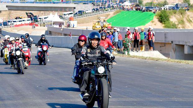 Cobai Jalan Tol IKN, Jokowi Motoran Bareng Artis dan Influencer