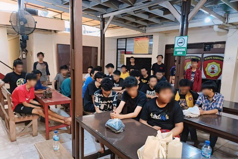Polisi Tangkap 32 Pelajar Mau Tawuran di Duren Sawit, Sajam-Petasan Disita
