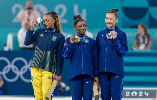 Simone Biles Rayakan Medali Emas Keenamnya dengan Kalung GOAT