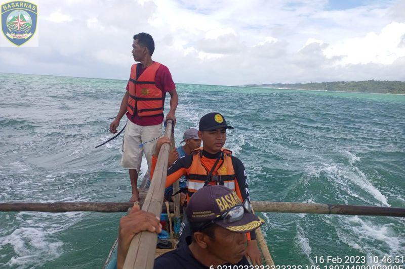 Warga Jakarta Terseret Ombak Pantai Karangseke Lebak Masih Dicari