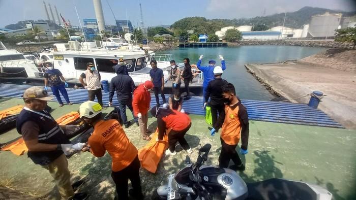 Evakuasi Kapal Nelayan KM Sri Mariana di Merak Banten, Petugas Temukan 6 Mayat-1 Kritis