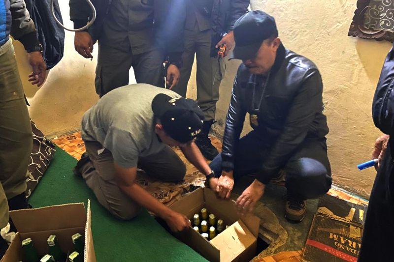 Satpol PP Garut Temukan Bunker Miras di Bawah Tanah