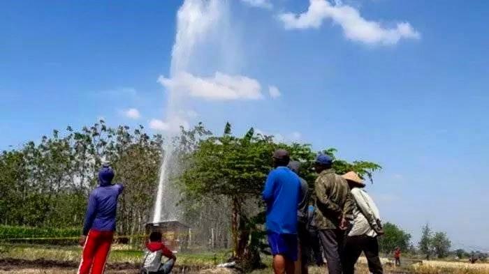 Polisi Terus Siaga di Lokasi Semburan Air Sumur Bor di Madura