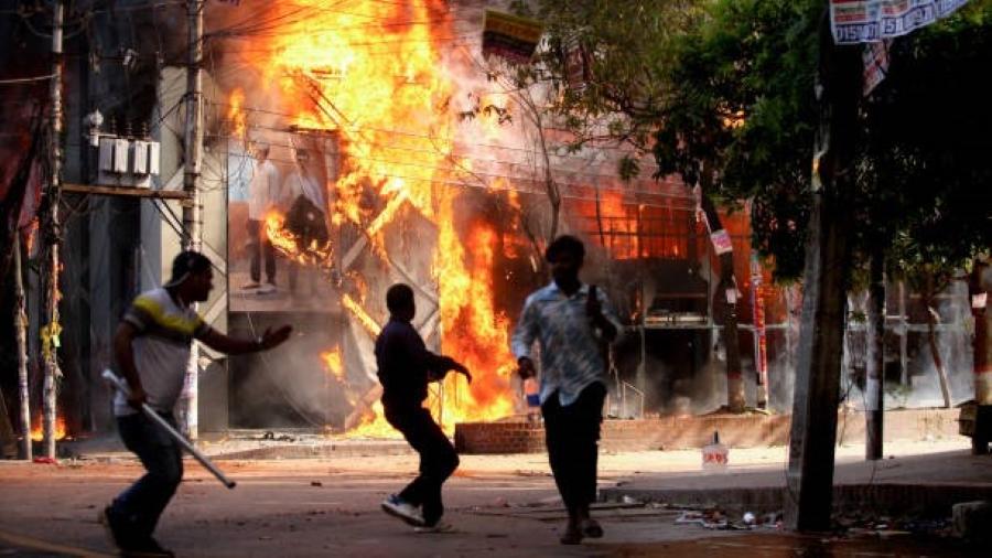 Tuntut Hasina Mundur, Nyaris 100 Demonstran Tewas dalam Sehari