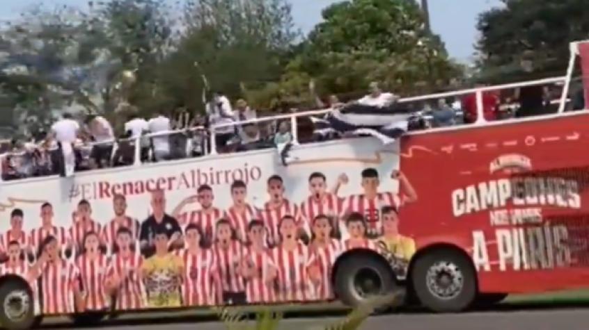 Kocak! Momen Perayaan Juara Klub Paraguay Ini Diwarnai Insiden 'Piala Nyangkut'