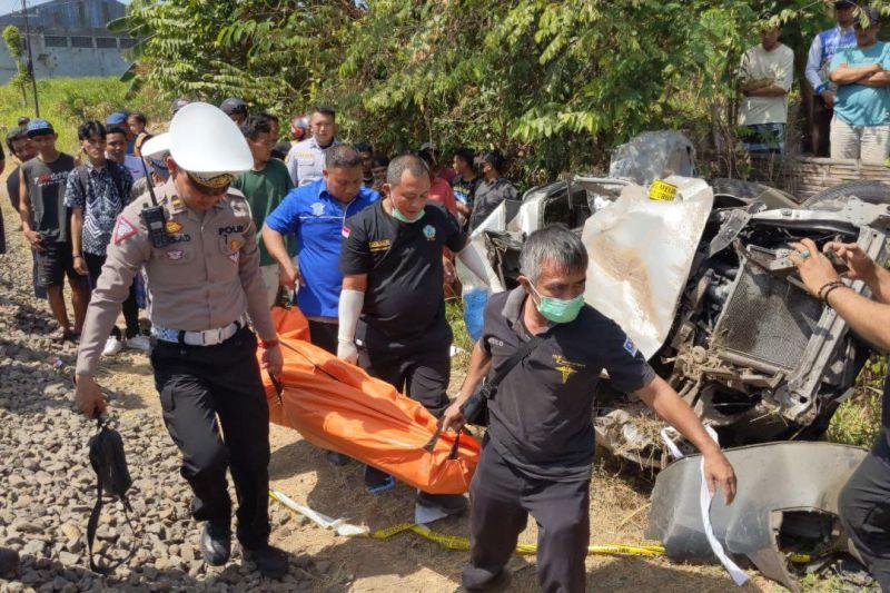 Kereta Barang Tabrak Avanza di Tulungagung, Sopir Tewas
